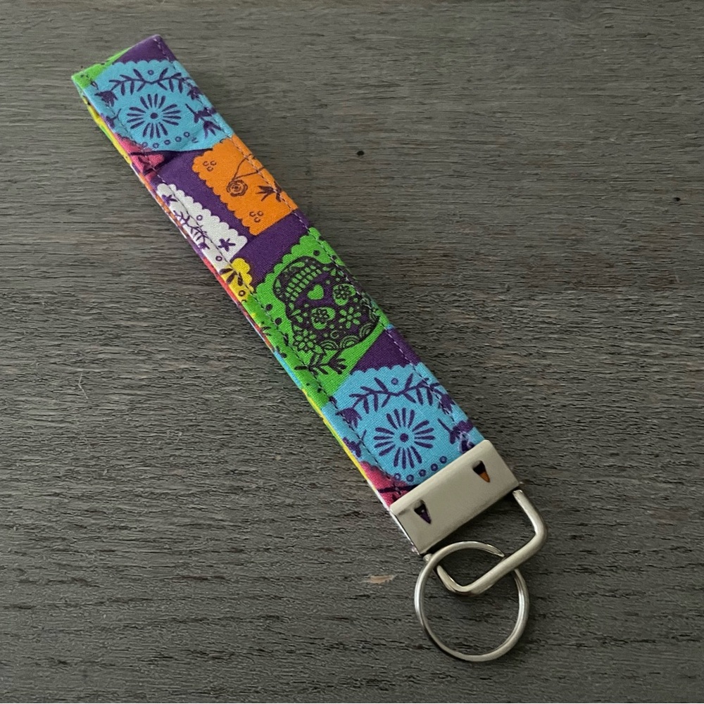 Colorful Skull Pattern Key Holder - Picture 2 of 4